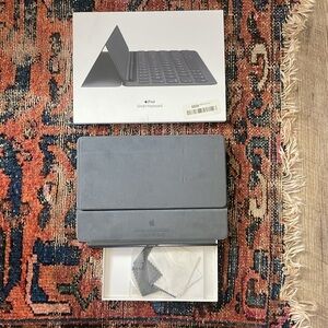 •| Apple IPad smart keyboard